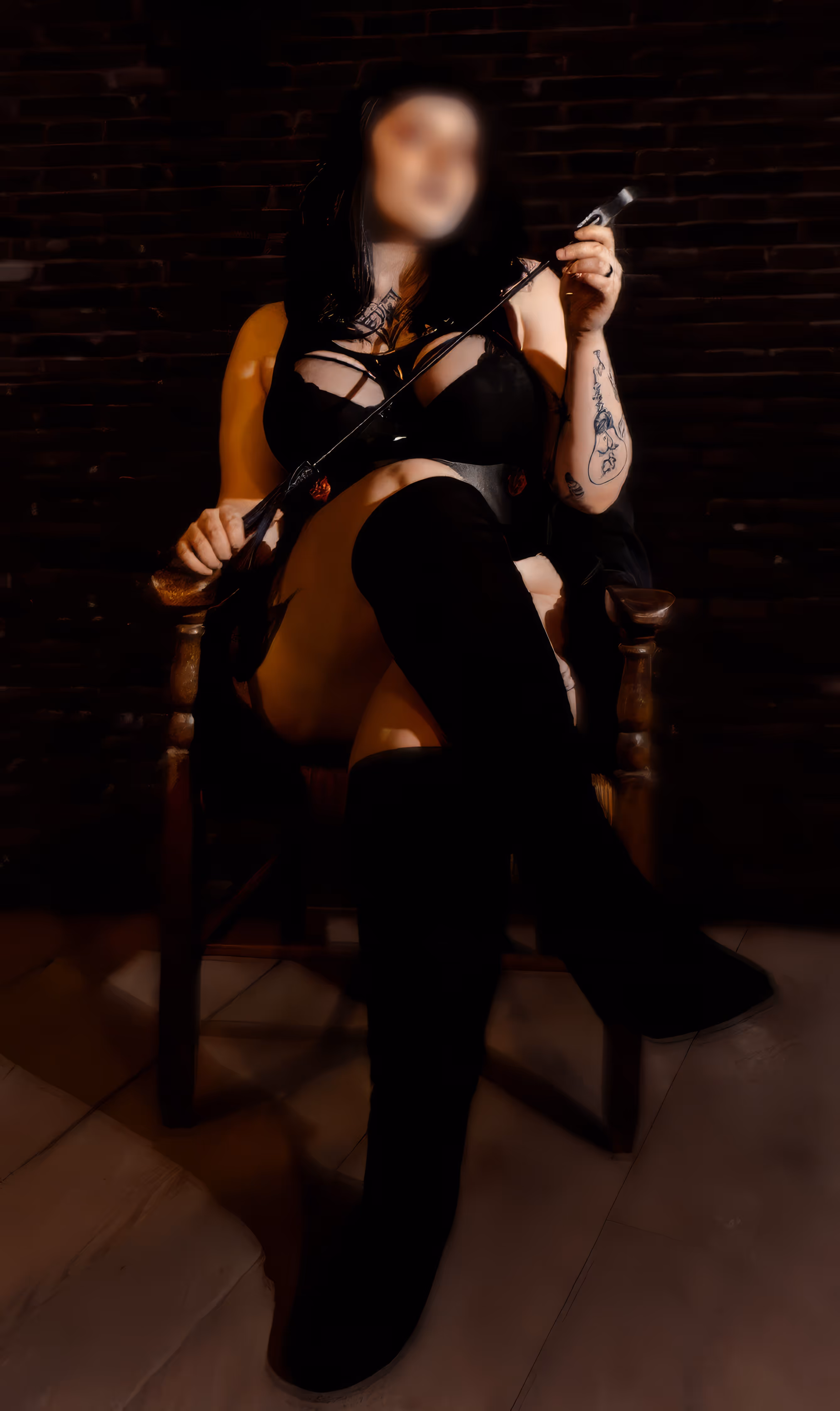 Curvy Dominatrix - Masseurin im FOX Club Vienna - erotische Massage Wien