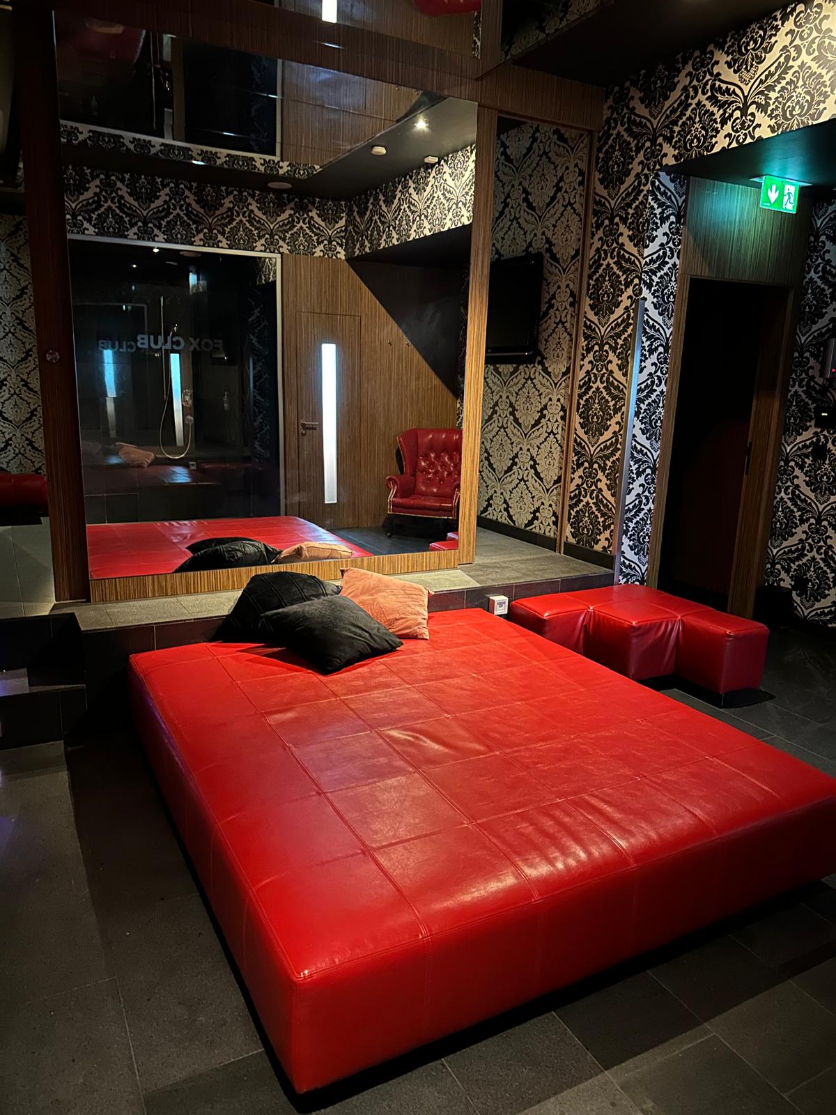 Private Massagesuite mit rotem Lederbett - Erotik-Massagesalon Wien