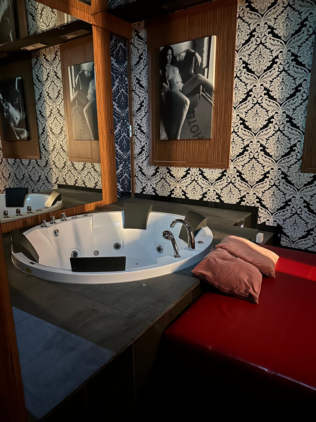 Private Whirlpool-Suite mit Damast-Tapete - FOX Club Vienna